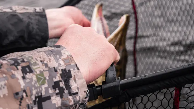 Abu Garcia Beast Net M 70x60cm Håv med gumminett 