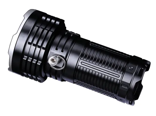 Fenix LR50R lommelykt 12000 lumen og oppladbar 