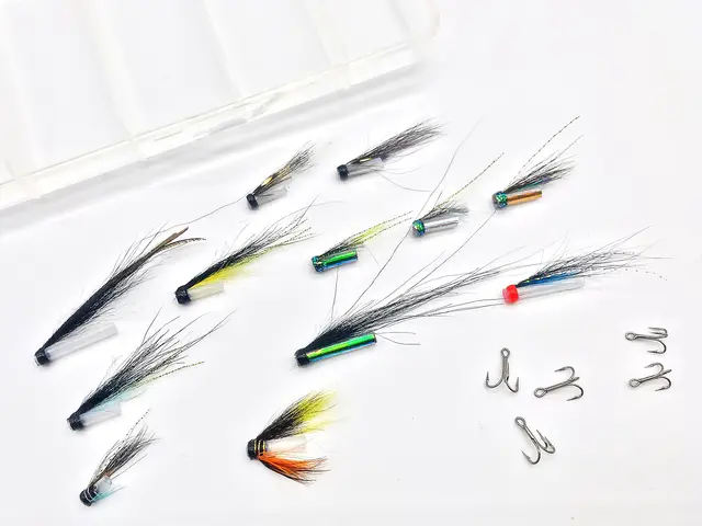 Fishmadman Riffling Hitch Set Inkludert boks og kroker 