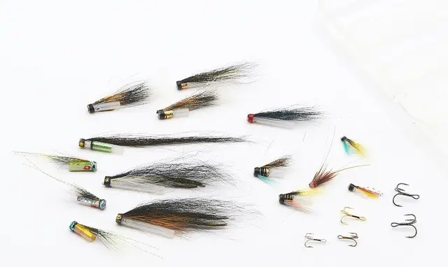 Riffling Hitch fluesett med treblekroker 11 Riffling Hitch tubefluer i boks 