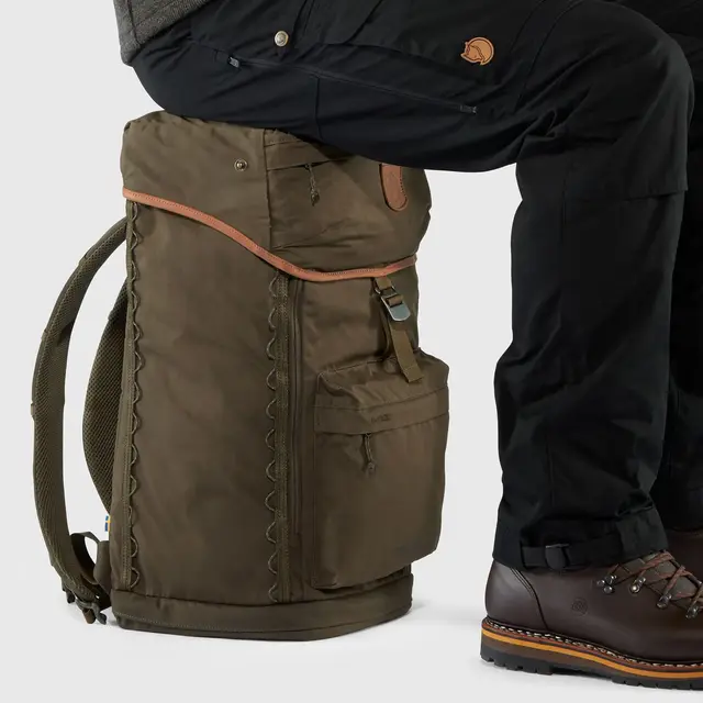 Fjällräven Singi Stubben Dark Olive Robust ryggsekk til friluftsliv 27l 