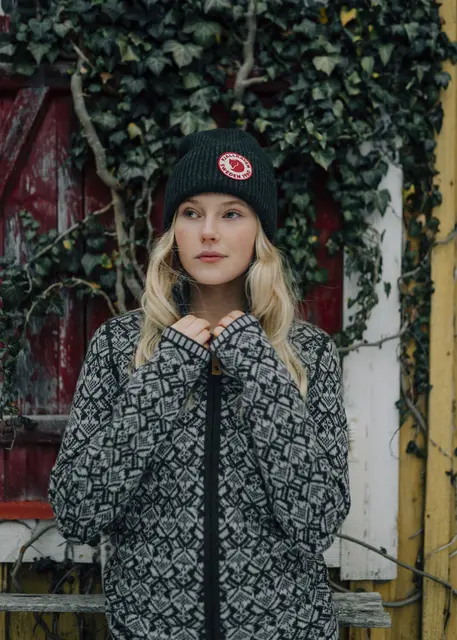 Fjällräven 1960 Logo Hat Black Behagelig strikkelue i lammeull 