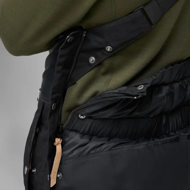 Fjällräven Polar Bib Trousers M L Vatterte bukser til herre i Black 