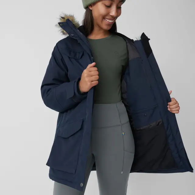 Fjällräven Nuuk Parka W Black L Komfortabel og varm parkas til dame 