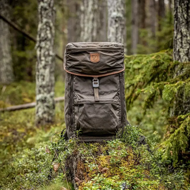 Fjällräven Singi Stubben Dark Olive Robust ryggsekk til friluftsliv 27l 