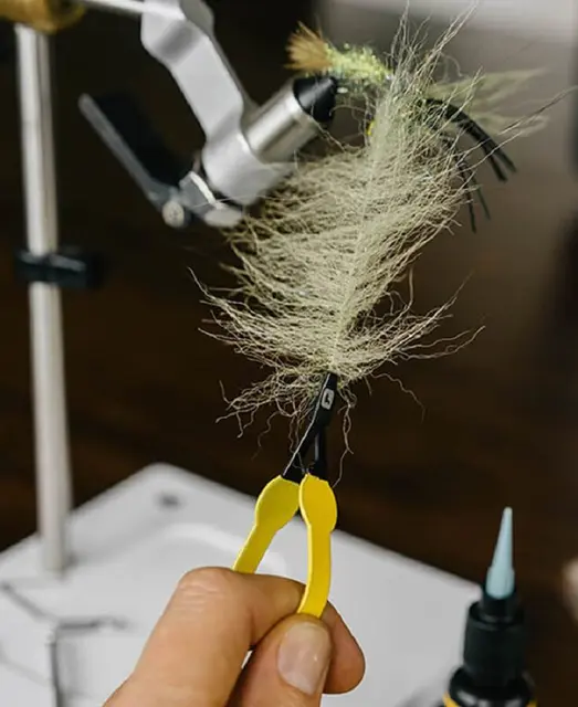 Loon Ergo Hackle Plier Yellow Ergonomisk hackletang til fluebinding 
