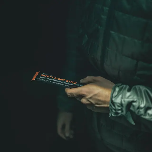 Lifesystems Lightsticks Green/Orange To lysstaver med opptil 15 timer lystid 