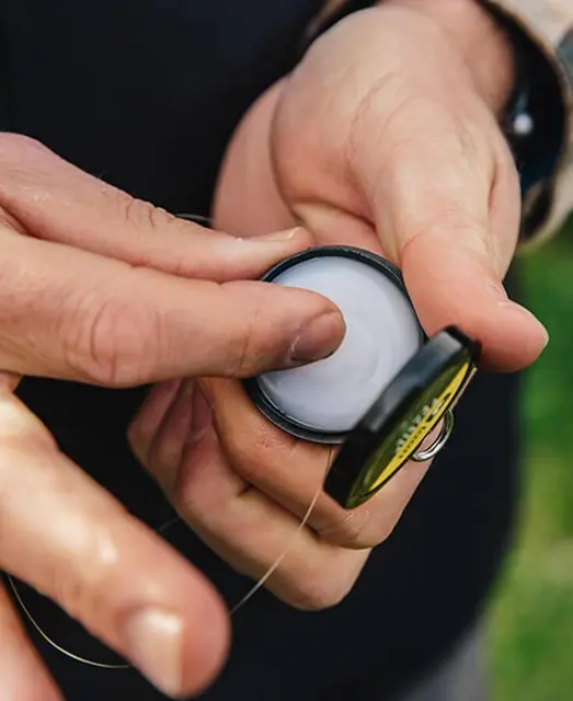 Loon Payette paste & fly line floatant Pastaen er fast i formen og lett å forme 