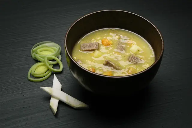 Real Turmat Kjøttsuppe Klassiker med oksekjøtt og rotgrønnsaker 