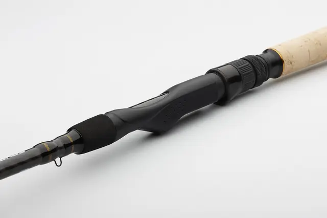 Savage Gear SG2 Shore Game 9'3" 8-28g 2-delt haspelstang med kork håndtak 