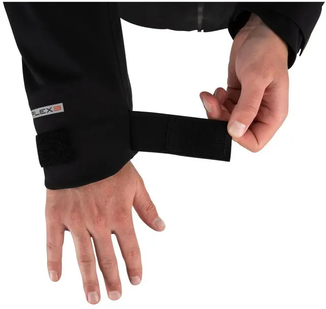 Simms CX Fishing Jacket Blackout S Jakken som holder deg tørr og varm 