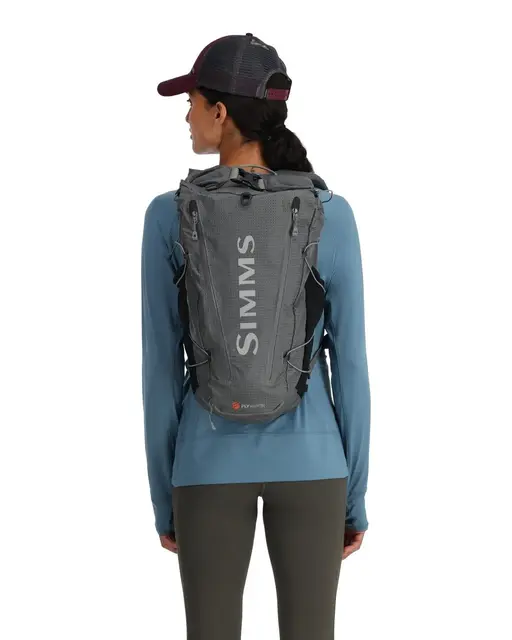 Simms Flyweight Backpack Smoke 25 L Dagstursekk for sportsfiskere 