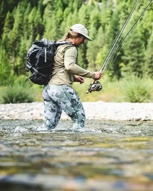 Simms Flyweight Backpack Smoke 25 L Dagstursekk for sportsfiskere 