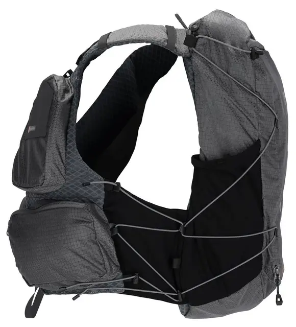 Simms Flyweight Vest Pack Smoke S/M Fluevest i front og ryggsekk på ryggen 