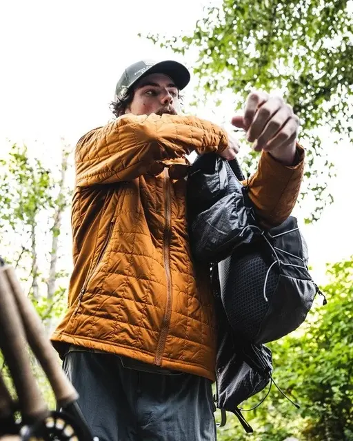 Simms Flyweight Vest Pack Smoke S/M Fluevest i front og ryggsekk på ryggen 