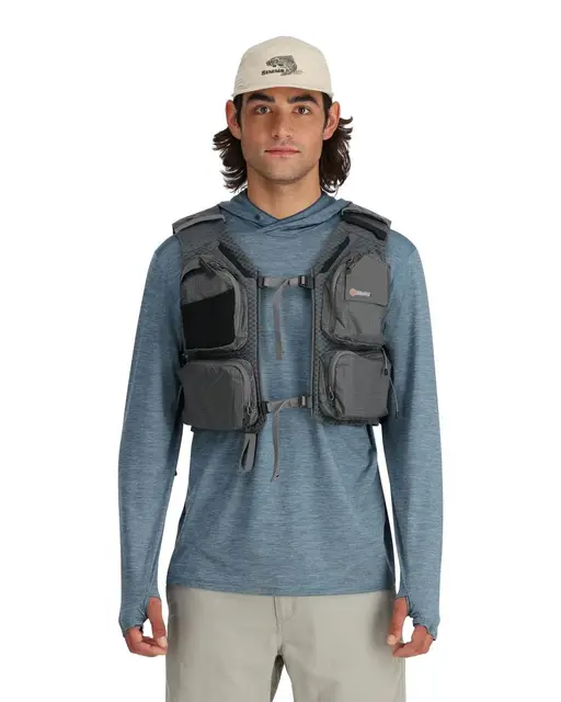 Simms Flyweight Vest Smoke L/XL Fiskevest med smarte funksjoner 