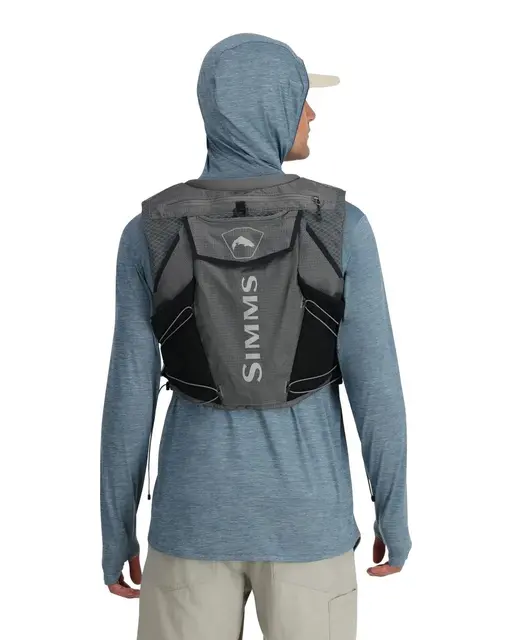 Simms Flyweight Vest Smoke L/XL Fiskevest med smarte funksjoner 