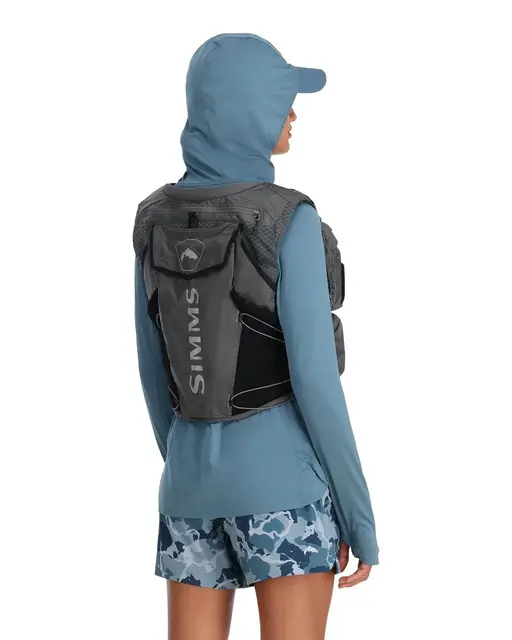 Simms Flyweight Vest Smoke L/XL Fiskevest med smarte funksjoner 