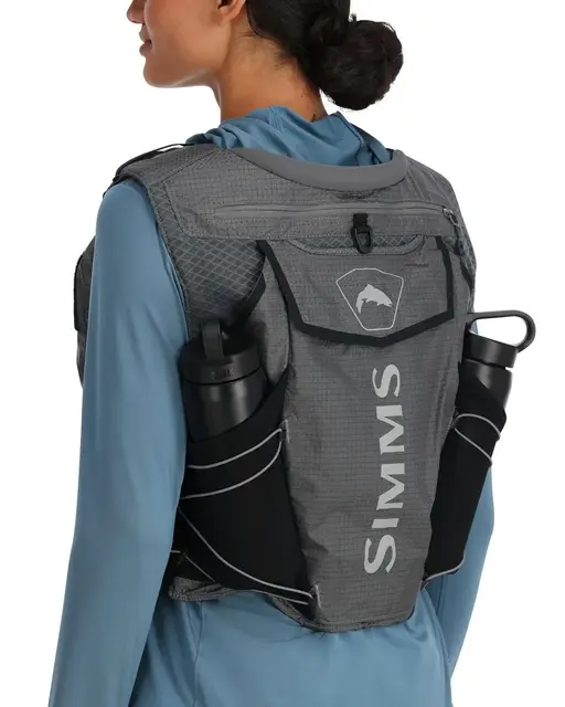 Simms Flyweight Vest Smoke L/XL Fiskevest med smarte funksjoner 