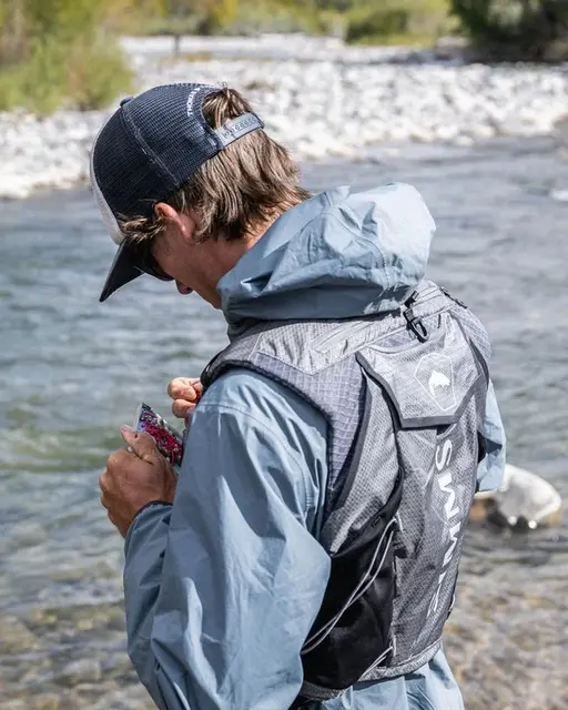 Simms Flyweight Vest Smoke L/XL Fiskevest med smarte funksjoner 