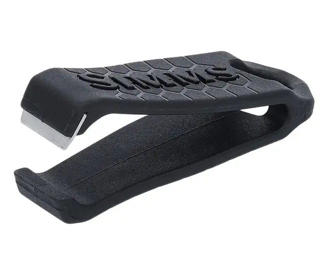 Simms Freestone Nipper Black Senekutter med kraftig kjevedesign 