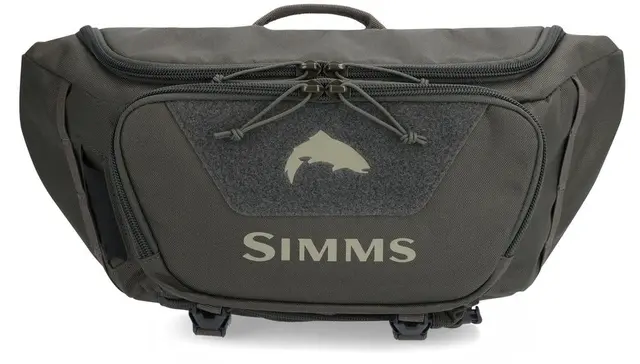 Simms Tributary Hip Pack Basalt 5 L Lett hofteveske med god plass til utstyr 