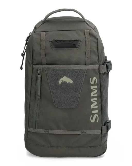 Simms Tributary Sling Pack Basalt Lett sling bag for sportsfiskere 
