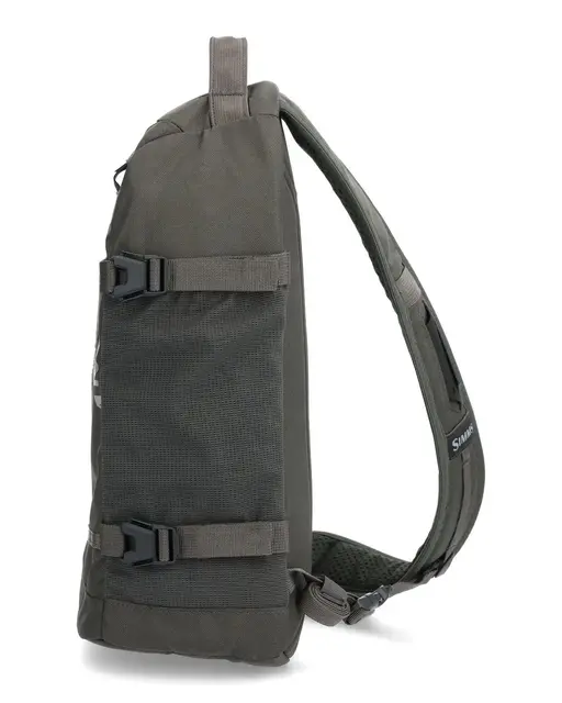 Simms Tributary Sling Pack Basalt Lett sling bag for sportsfiskere 