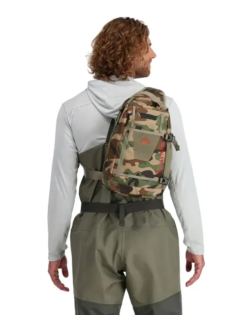Simms Tributary Sling Pack Regiment Camo Lett sling bag for sportsfiskere 