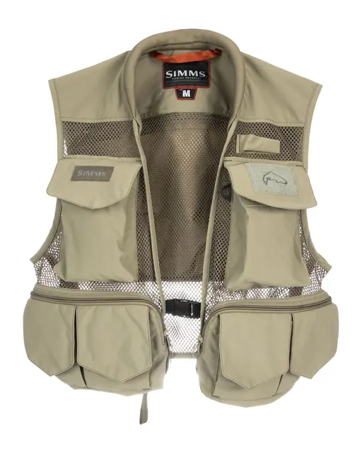 Simms Tributary Vest Tan S Lett pustende fluevest i klassisk mesh 