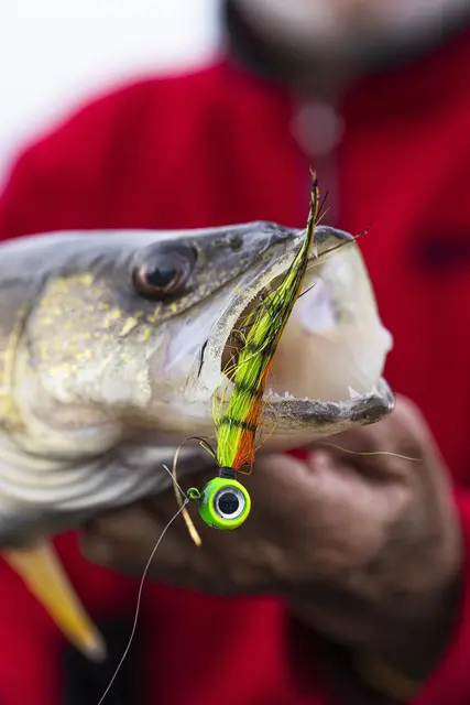 VMC Moontail Jigs Pink Fire UV 10,5g Jigghoder utstyrt med bucktail og flash 