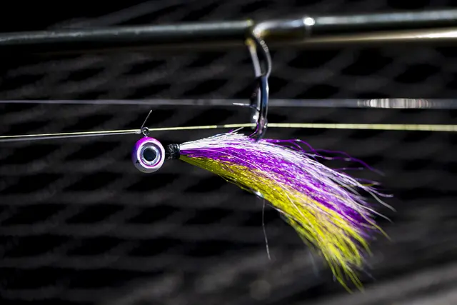 VMC Moontail Jigs Pink Fire UV 10,5g Jigghoder utstyrt med bucktail og flash 