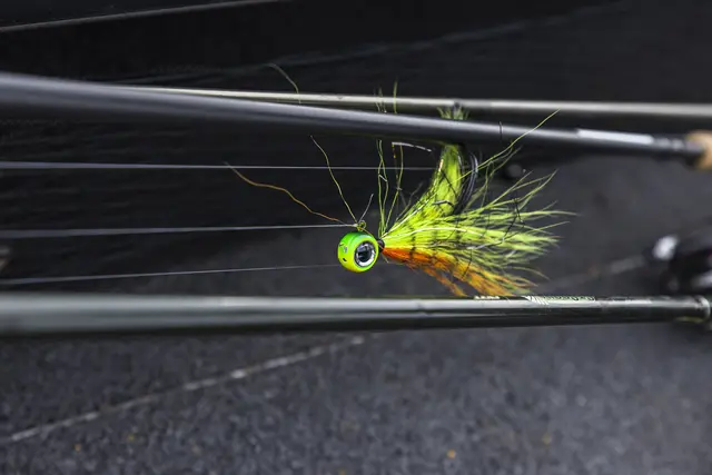 VMC Moontail Jigs Pink Fire UV 10,5g Jigghoder utstyrt med bucktail og flash 