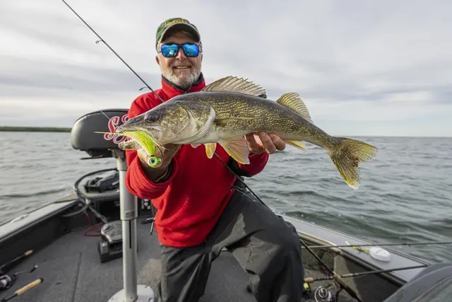 VMC Moontail Jigs Pink Fire UV 10,5g Jigghoder utstyrt med bucktail og flash 